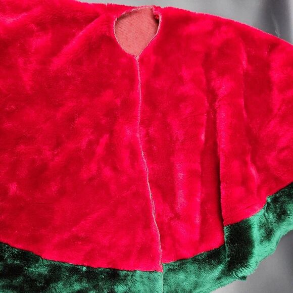 Vintage Christmas Tree Skirt Velvety Red Green Faux Fur Large 48 in 4 Foot Plush - Picture 1 of 11